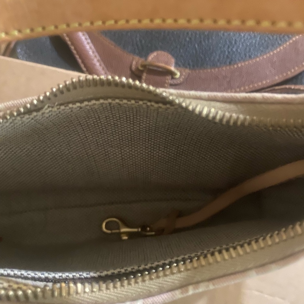 Pink small Dooney shoulder bag good condition - Picture 2 of 3